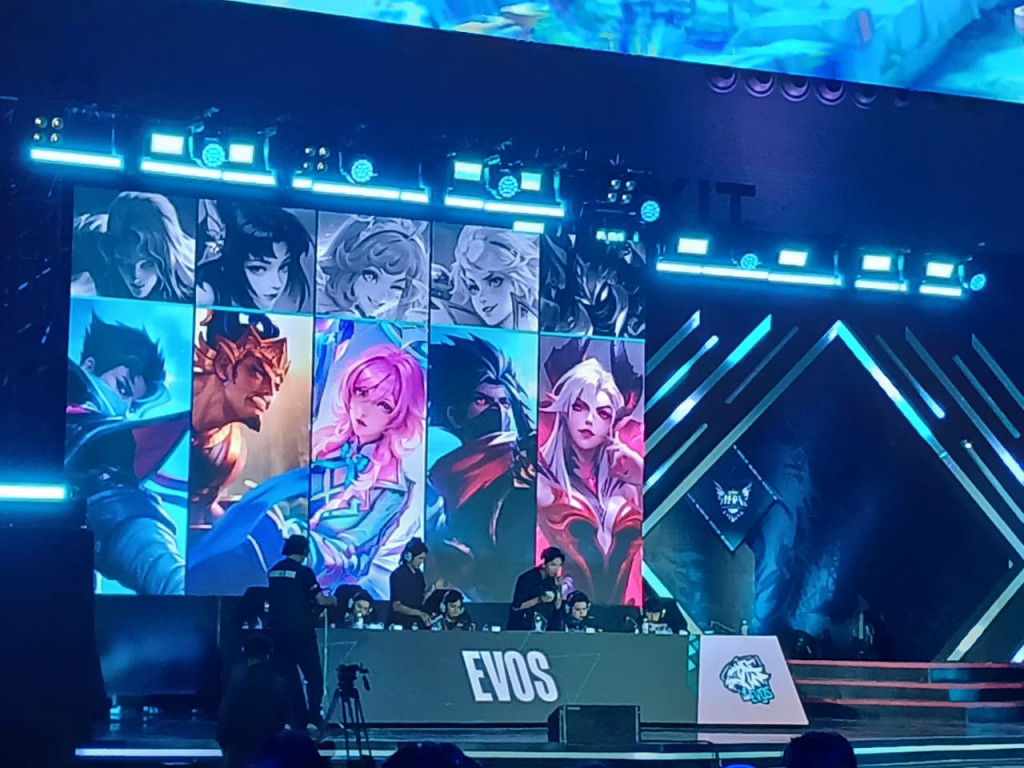 Evos Esports berhasil memenangkan duel hidup mati melawan Dewa United Esports dengan skor tipis 3-2 (Foto: Medcom.id)