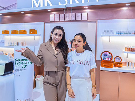 Maharani Kemala menunjukkan booth MK Skin di  Top Shop Beauty Fair 2025, Lampung. (Foto: Dok. Istimewa)