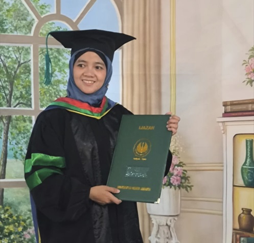 Wisudawan terbaik UNJ Neng Herawani. DOK UNJ