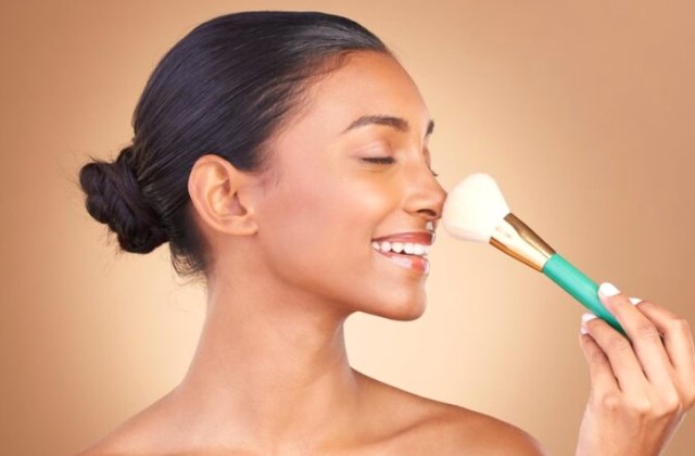 Ini rekomendasi bedak yang bantu samarkan flek hitam. (Foto: Ilustrasi/Dok. Freepik.com)