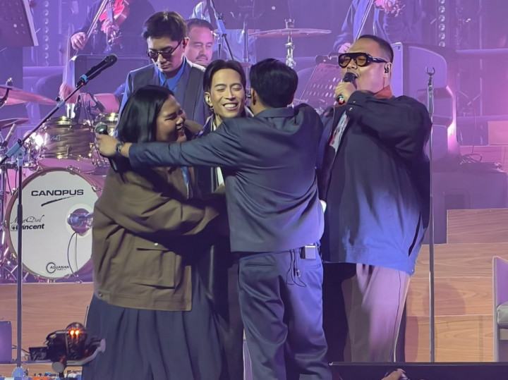 Pelukan Hangat Sahabat untuk Vidi Aldiano di Konser Laleilmanino & Friends