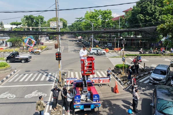 Pemerintah Kota Bandung bersama Pemerintah Provinsi Jawa Barat dan Asosiasi Penyelenggara Jaringan Telekomunikasi (Apjatel) Jawa Barat dan Pusat melaksanakan pemotongan dan penurunan kabel udara di kawasan Jalan Buahbatu, Kota Bandung,
