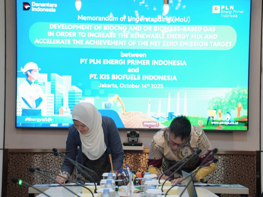 PLN EPI menandatangani Nota Kesepahaman (MoU) dengan PT KIS Biofuels Indonesia untuk pengembangan dan pemanfaatan energi berbasis limbah. Foto: Dokumen PLN EPI