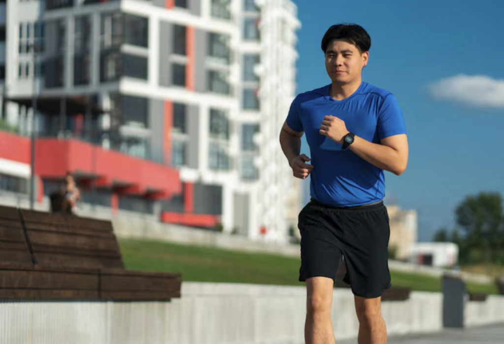 Sejumlah celana lari brand lokal Indonesia kini menghadirkan koleksi celana lari pria dengan kualitas yang tak kalah dari produk internasional. Ilustrasi Freepik