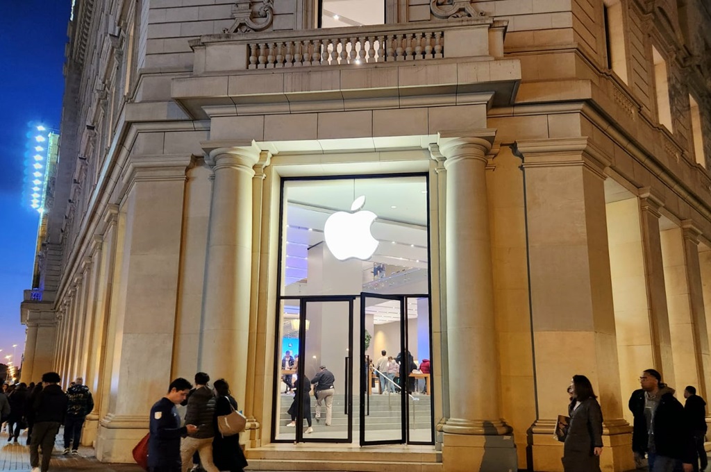 CEO Tim Cook mengungkap Apple akan memperluas kemitraan AI dengan perusahaan lain demi memperkuat ekosistem Apple Intelligence.