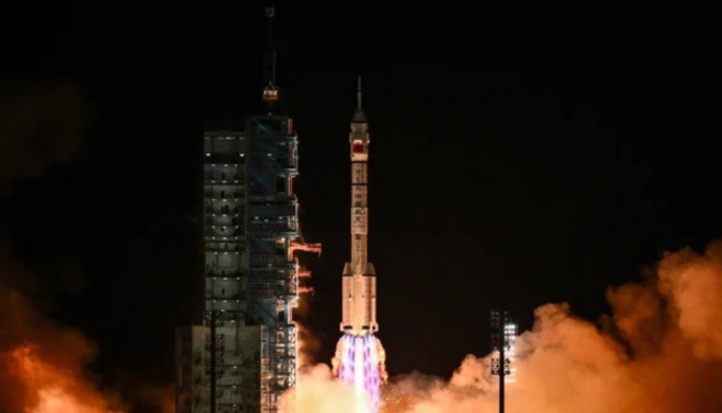 Roket pembawa Long March-2F, yang membawa pesawat ruang angkasa Shenzhou-21 dan tiga awak astronaut, lepas landas dari Pusat Peluncuran Satelit Jiuquan di Gurun Gobi di Tiongkok barat laut pada 31 Oktober 2025. Foto: AFP/Hector Retamal via Getty Images
