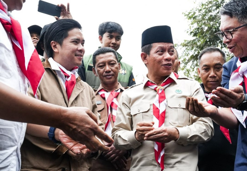 Kegiatan penanaman pohon yang melibatkan jajaran KLH dan pemerintah daerah di kawasan Puncak, Bogor.