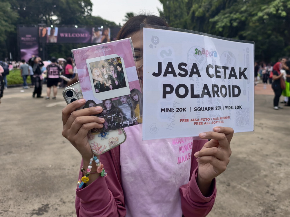Jasa Cetak Polaroid di Konser BLACKPINK (Foto: Medcom/Rafi)