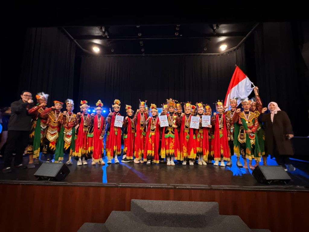 SMP Labschool Jakartasaat menerima penghargaan di kompetisi budaya internasional 