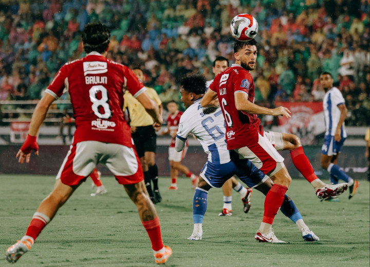 Persib Kerja Keras Redam Perlawanan 10 Pemain Bali United