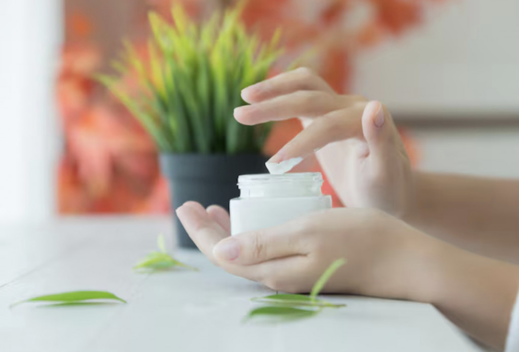 menghadirkan krim anti-aging dengan formula canggih yang tak hanya melembapkan, tapi juga membantu memperbaiki struktur kulit dari dalam. Ilustrasi Freepik