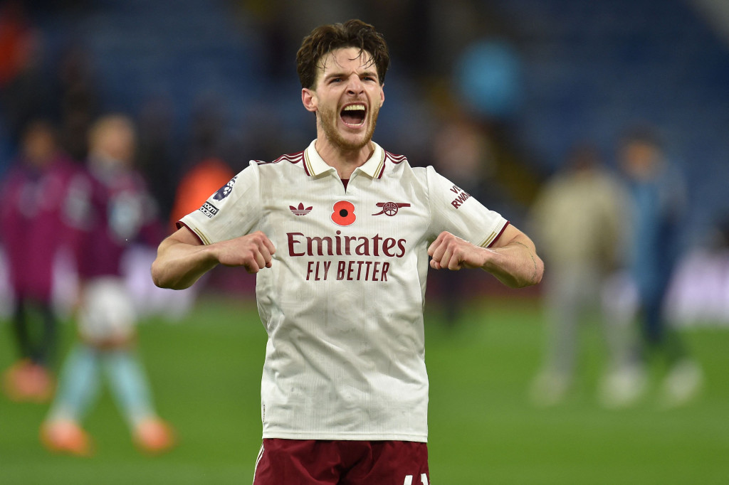 Gelandang Arsenal, Declan Rice, merayakan kemenangan atas Burnley (AFP/Peter Powell)