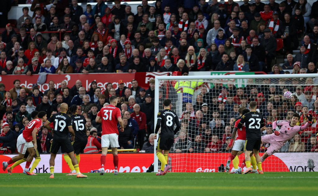 Gelandang Nottingham Forest, Morgan Gibbs-White, mencetak gol ke gawang Manchester United (AFP/Darren Staples)