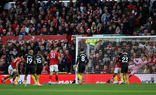 Gelandang Nottingham Forest, Morgan Gibbs-White, mencetak gol ke gawang Manchester United (AFP/Darren Staples)
