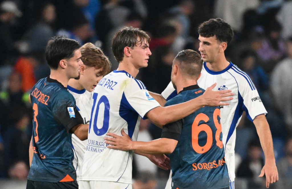 Pemain Napoli dan Como bersalaman setelah bermain imbang (AFP/Alberto Pizzoli)