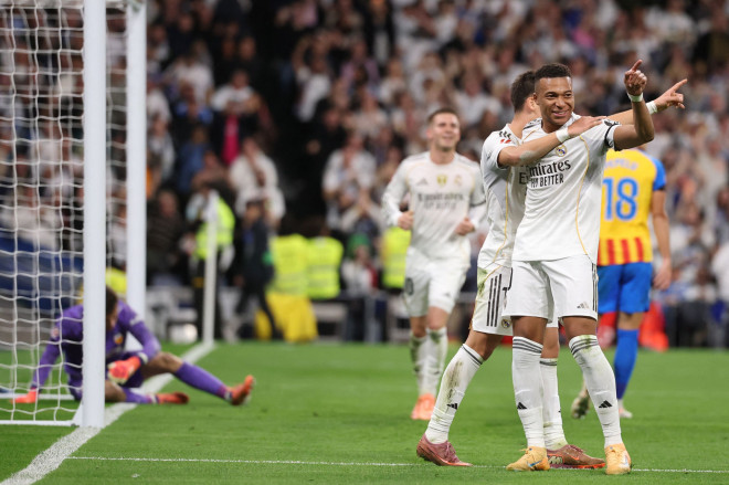 Penyerang Real Madrid, Kylian Mbappe, merayakan golnya ke gawang Valencia (AFP/Oscar Del Pozo)