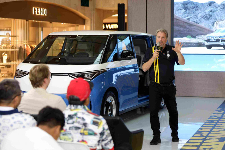 Sosok Rainer Zietlow, Pria Jerman yang Keliling Dunia Mengendarai VW ID. Buzz