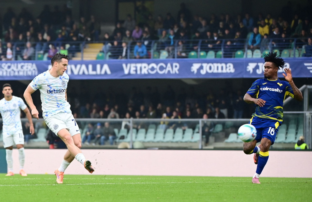 Gelandang Inter Milan, Piotr Zielinski, mencetak gol ke gawang Hellas Verona (AFP/Piero Cruciatti)