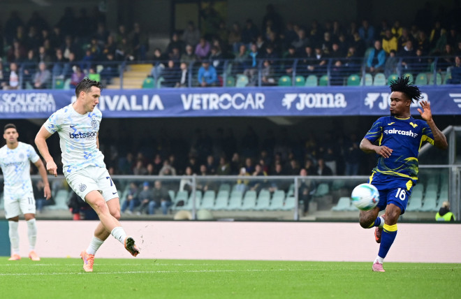 Gelandang Inter Milan, Piotr Zielinski, mencetak gol ke gawang Hellas Verona (AFP/Piero Cruciatti)