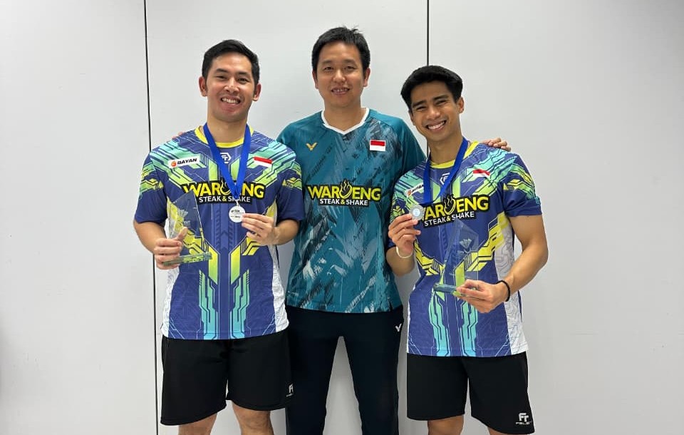 Runner Up Hylo Open 2025, Sabar Karyaman Gutama/Moh Reza Pahlevi Isfahani, bersama sang pelatih Hendra Setiawan (dok. PBSI)