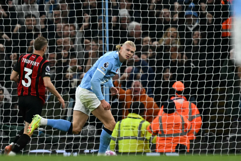 Penyerang Manchester City, Erling Haaland, mencetak gol ke gawang Bournemouth (AFP/Paul Ellis)