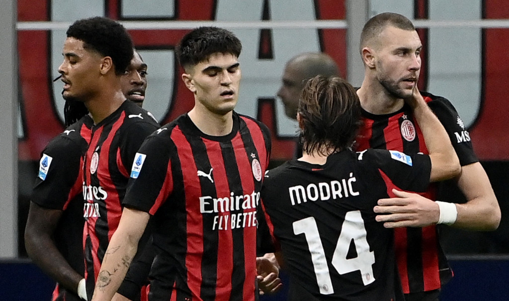 Pemain AC Milan merayakan gol yang dicetak Strahinja Pavlovic (kanan) ke gawang AS Roma (AFP/Isabella Bonotto)