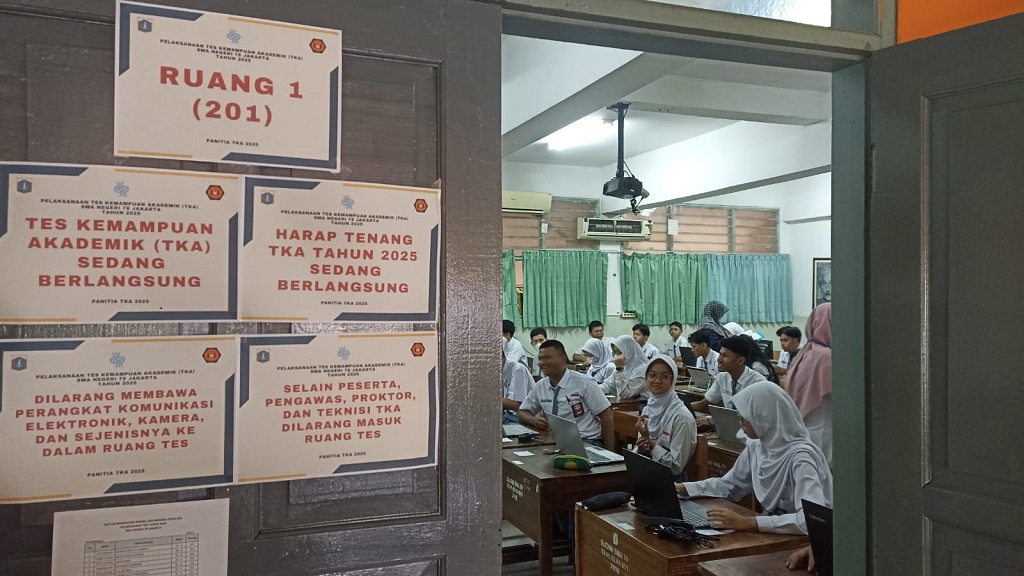 Siswa SMA 78 Jakarta bersiap mengikuti TKA 2025. Medcom.id/Ilham Pratama Putra