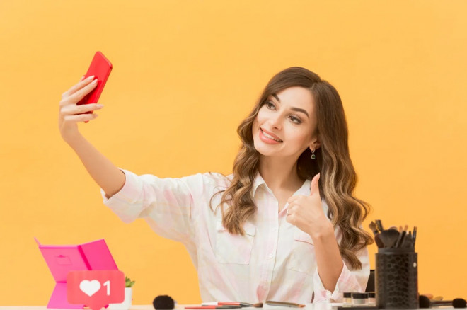 Kemenkomdigi tengah mempertimbangkan untuk menerapkan sistem sertifikasi bagi influencer dan pembuat konten.