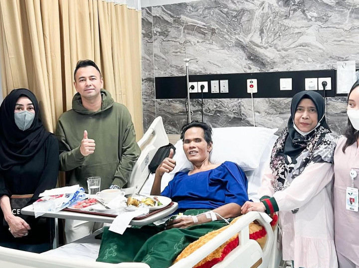Raffi Ahmad Jenguk Fahmi Bo di Rumah Sakit, Operasi Ditunda karena Hal Ini