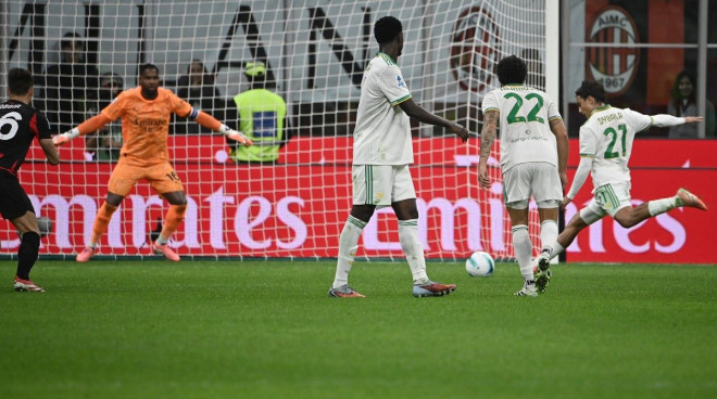 Paulo Dybala ketika mengeksekusi penalti ke gawang AC Milan. (Foto: AFP/Isabella Bonotto)