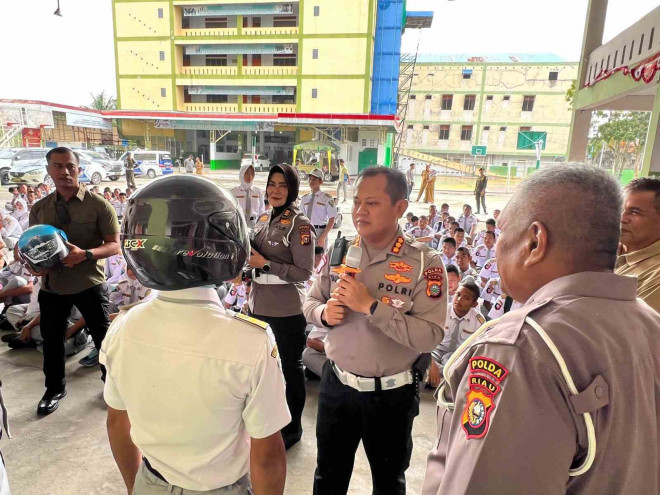 Dirlantas Polda Riau Kombes Taufik Lukman Nurhidayat menyampaikan pemaparan empat program unggulan kepada pelajar SMK Taruna Satria, Kota Pekanbaru, Senin, 3 November 2025. Dokumentasi/ istimewa