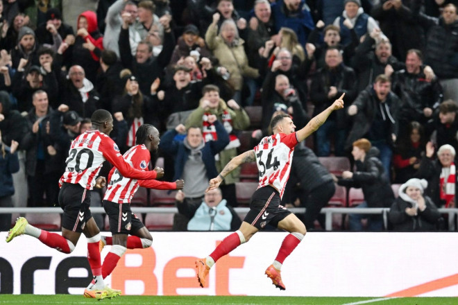 Granit Xhaka (kanan)-Foto ANDY BUCHANAN / AFP