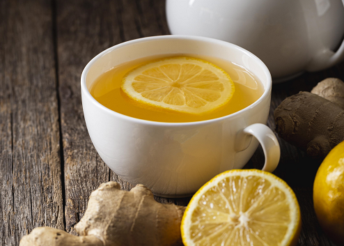 Teh jahe dan lemon dipercaya sebagai obat ampuh meredakan batuk pilek. (Foto: Ilustrasi. Dok. Freepik.com)