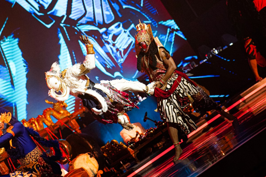 Kolaborasi MOONTON Games dan Ekraf menghasilkan pertunjukan pembuka yang memadukan seni tradisional Indonesia dengan kemasan modern 