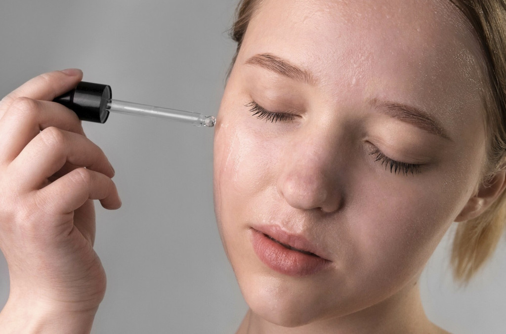 Serum vitamin C bisa jadi solusi ampuh untuk mengatasi bekas jerawat. Ilustrasi Freepik