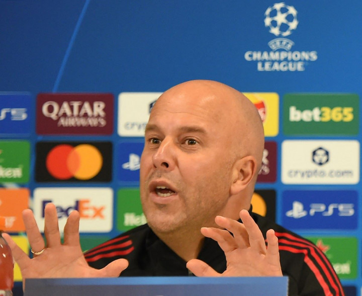 Diisukan Bakal Dipecat dari Liverpool, Steven Gerrard Membela Arne Slot