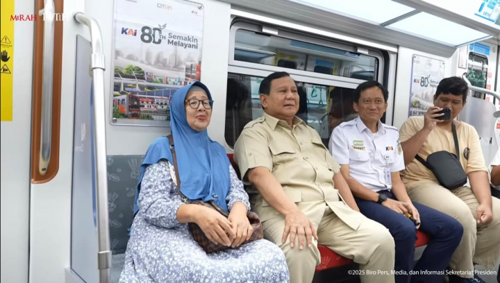 Prabowo Nikmati KRL ke Stasiun Tanah Abang Baru, Sapa-Foto Bareng Warga