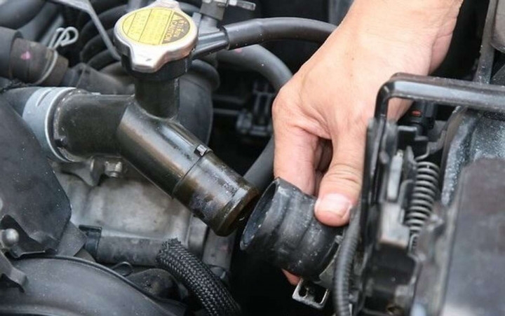 Ciri-Ciri Selang Radiator Mobil Rusak dan Perlu Diganti