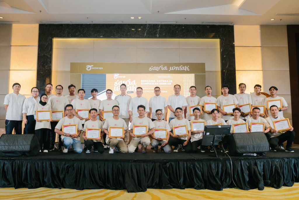 CEO Anteraja, Handy Widiya; Director of Business Partnership Shopee Indonesia, Daniel Minardi, dan jajaran manajemen Anteraja berfoto bersama dengan 24 SATRIA pemenang SATRIA Umrah 2025. Foto: Shopee