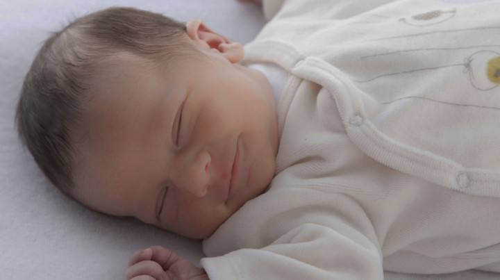 Apakah Berbahaya bagi Bayi untuk Tidur dengan Mata Terbuka?