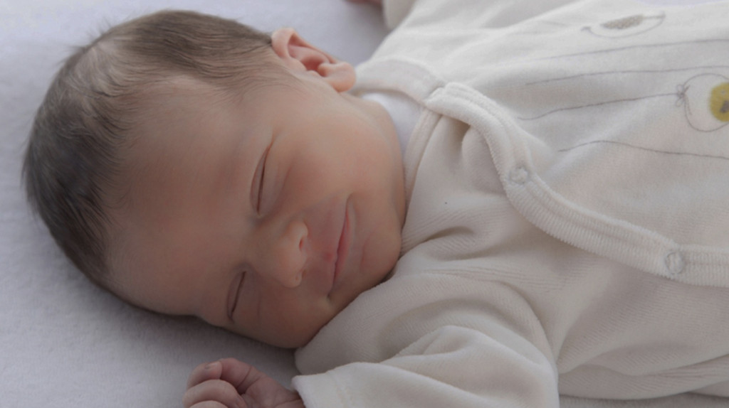 Pada bayi, risiko ini lebih kecil karena mata mereka lebih lembap dan mereka tidur lebih banyak. Ilustrasi: Baby Center