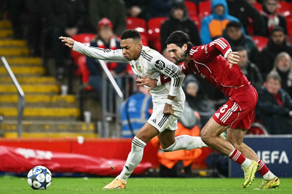 Kylian Mbappe versus Dominik Szobozlai-Foto Paul Ellis/AFP