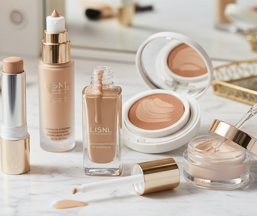 Agar make up awet seharian, kamu perlu banget memilih foundation yang minim oksidasi. (Foto: Dok. Gemini AI)