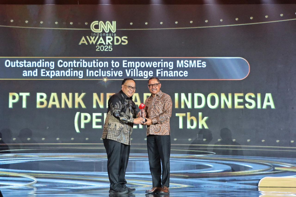 BNI menerima penghargaan Outstanding Contribution to Empowering MSMEs and Expanding Inclusive Village Finance. Foto: BNI