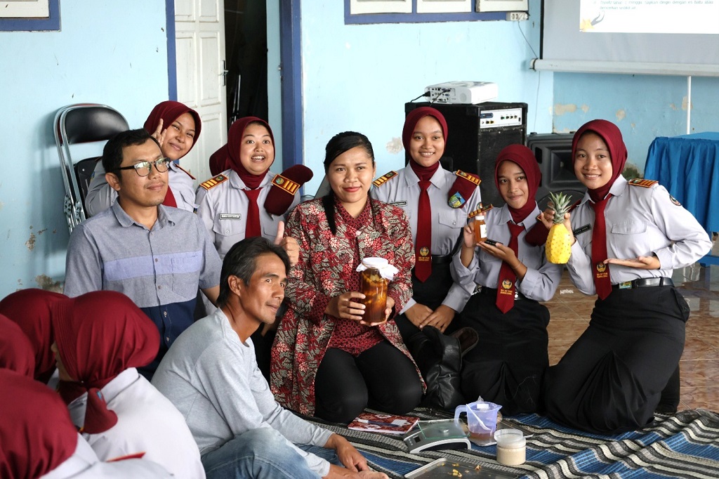 SMA Dharma Wanita 1 Pare Boarding School olah limbah kulit nanas jadi minuman probiotik. DOK Istimewa
