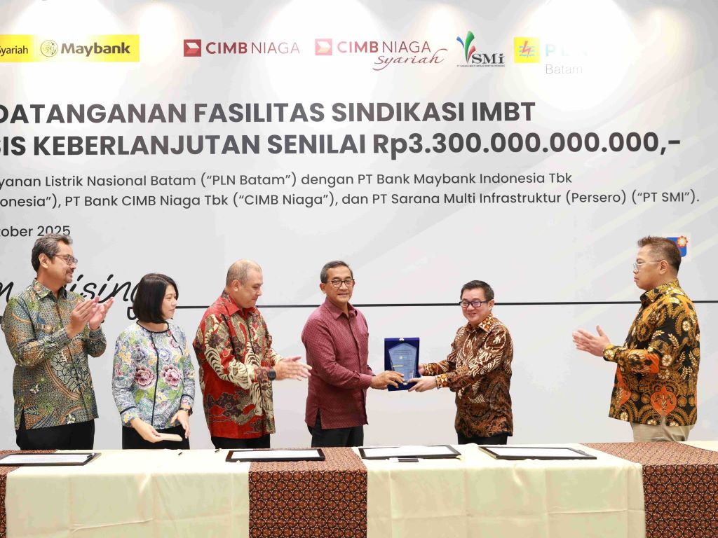 Penandatanganan Fasilitas Sindikasi Syariah Berbasis Keberlanjutan untuk Proyek Transisi Energi Bersih PLTGU PLN Batam Senilai Total Rp3,3 Triliun. Foto: Maybank