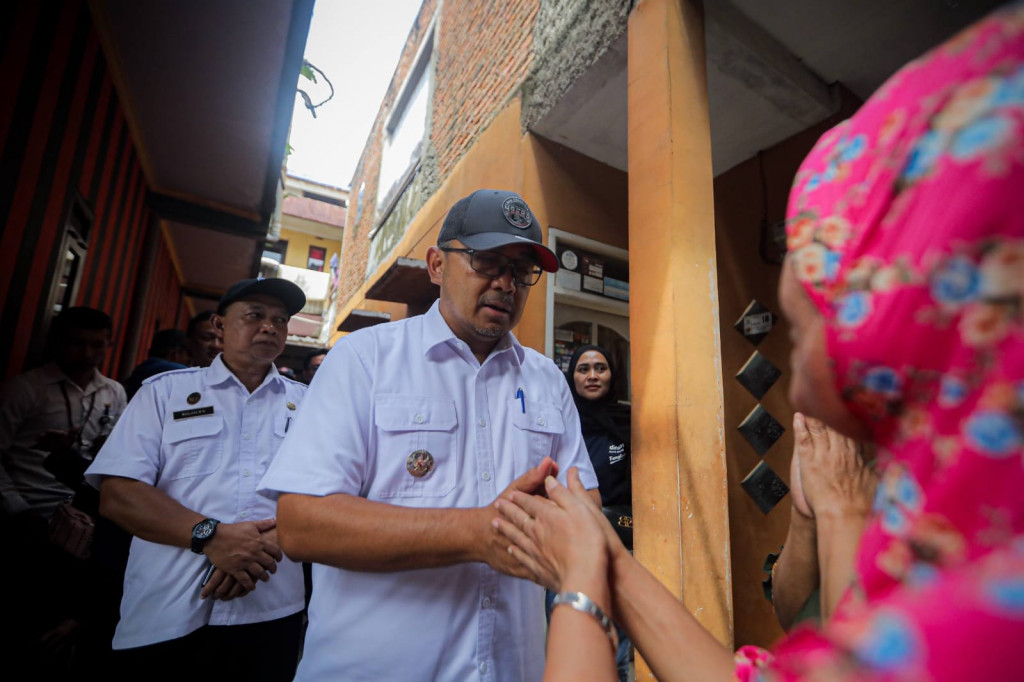 Wali Kota Bandung, Muhammad Farhan saat meninjau lokasi terdampak di Kelurahan Pasanggrahan, Kecamatan Ujungberung, Rabu 5 November 2025.