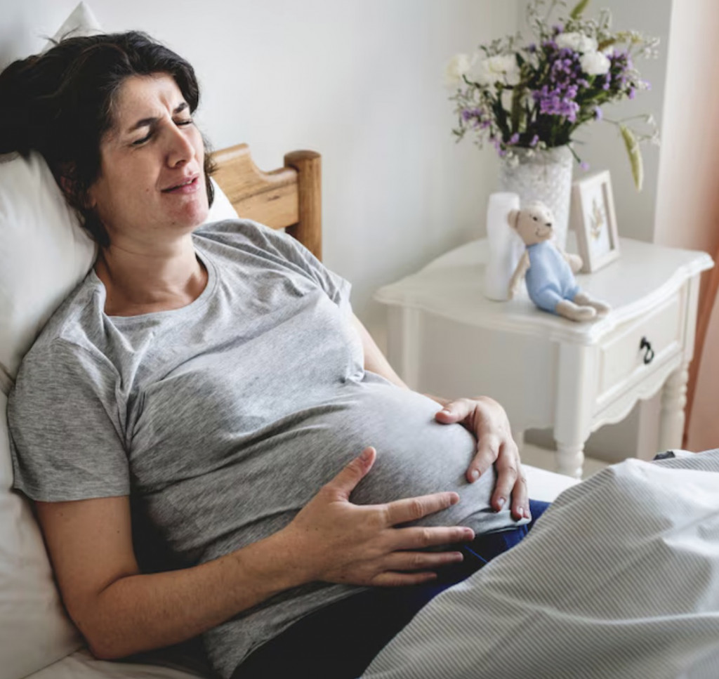 Fenomena unik ini sering muncul pada trimester ketiga, saat bayi kamu mulai turun ke panggul. Ilustrasi Freepik