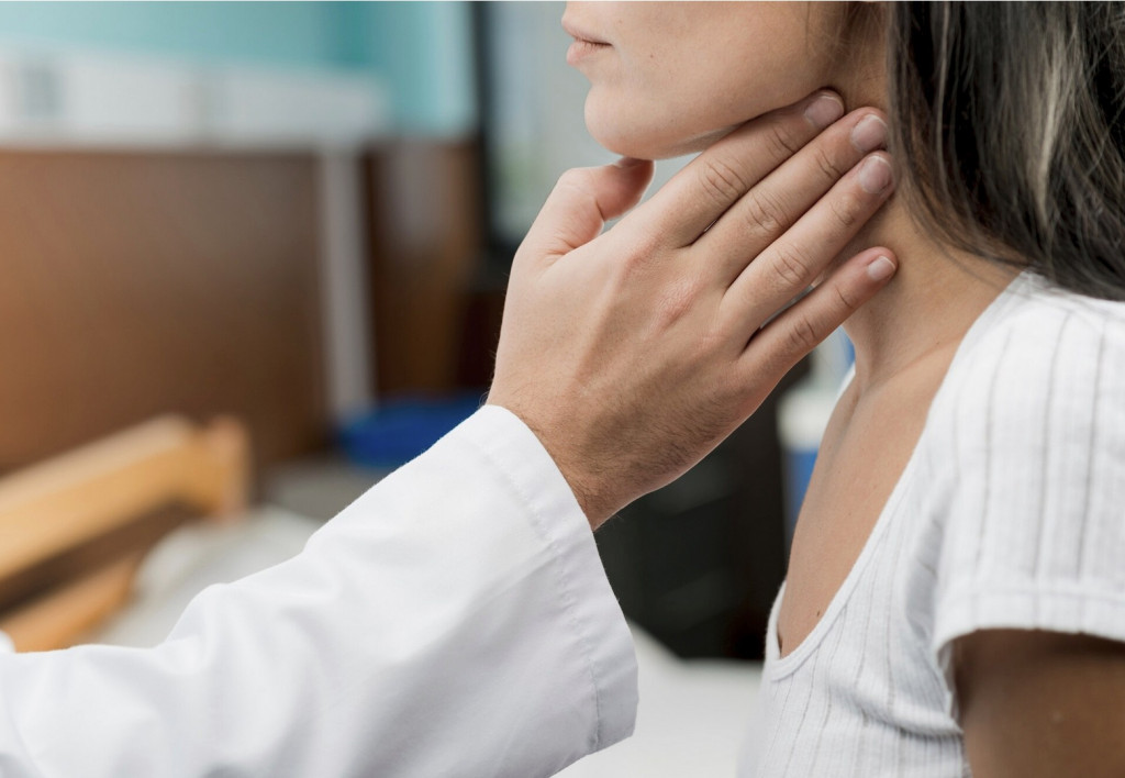 Nodul jinak ini, meskipun tidak bersifat ganas, dapat menimbulkan berbagai keluhan seperti rasa tidak nyaman di leher. Ilustrasi Freepik