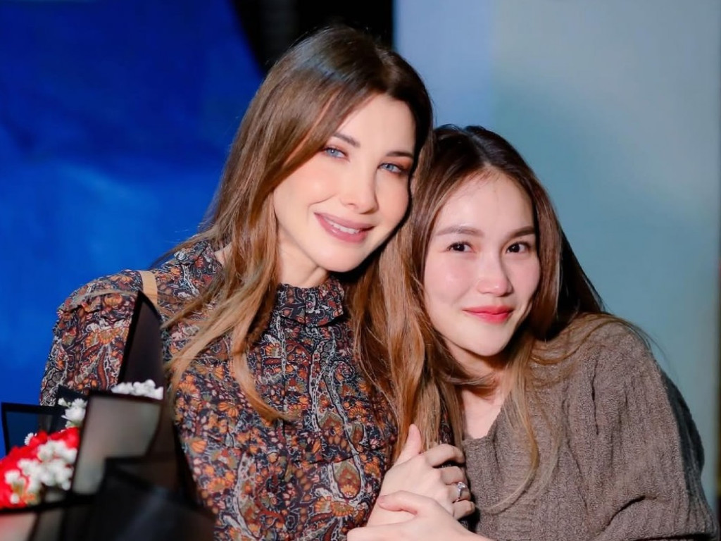 Nancy Ajram dan Ayu Ting Ting (Foto: Instagram/ayutingting92)